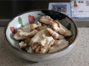 核桃仁去皮，可以让口感和外观更加的好