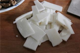 山药去皮切成片，荷兰豆洗净切段，甜椒切成块状，虫草花洗净备用