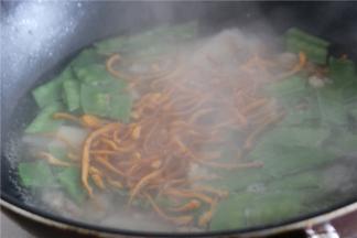 锅内烧开水，依次下入核桃，山药，荷兰豆，虫草花，木耳焯水，煮的时候加一点白醋，可以去除山药表面的粘液口感更清爽