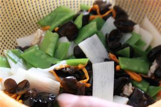 煮熟之后全部蔬菜捞起来过一下冷水，蔬菜焯水之后捞出过冷水，这样做出来的口感更加脆爽