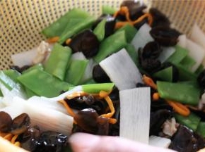 煮熟之后全部蔬菜捞起来过一下冷水，蔬菜焯水之后捞出过冷水，这样做出来的口感更加脆爽
