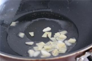 锅内倒少许的油，油热之后放入姜蒜片炒出香味