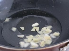 锅内倒少许的油，油热之后放入姜蒜片炒出香味