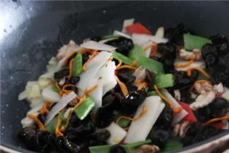 倒入全部的蔬菜，大火翻炒2分钟炒至断生