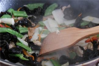 加入少许的盐调味