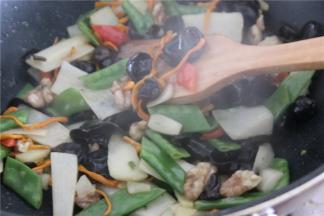 滴少许的香油，勾芡翻炒均匀即可出锅。滴少许的香油可以增香提亮，吃起来更加的美味