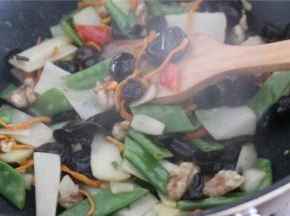 滴少许的香油，勾芡翻炒均匀即可出锅。滴少许的香油可以增香提亮，吃起来更加的美味