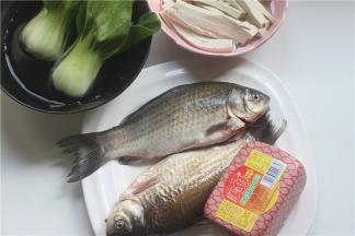 首先准备好小白菜、火腿肠、老豆腐、鲫鱼