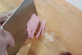 火腿肠切成丝