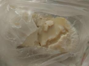 在山药泥中加入炼乳。