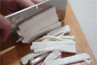 老豆腐切细条，豆腐不要切的太细，容易煮烂，指头宽大小比较合适