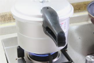 用高压锅压鲫鱼30分钟