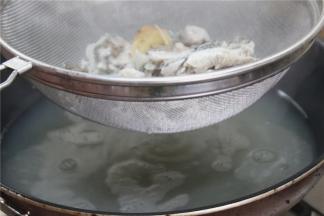 用纱布或者密网将鱼汤滤过两遍，最后只留熬好的汤。用高压锅主要是为了熬鱼汤，鱼肉的营养喝味道已经完全融入汤里，这时可以选择把鱼肉留下拌点味吃，如果家里有养宠物也可以把鱼肉渣渣给宠物吃。