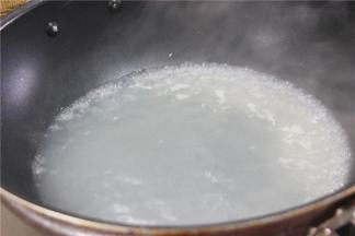 把刚熬好的汤放锅里再熬一小会，把冒出的白沫打掉只留汤