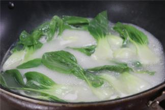 加入上海青转小火煮三到四分钟