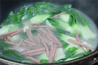 接着加火腿肠煮一分钟左右