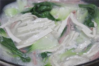 再加豆腐煮几十秒，豆腐烧开就起锅