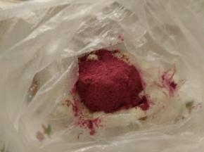 揉匀的山药泥分成150克和300克两份，在300克山药泥中加入紫暑粉。