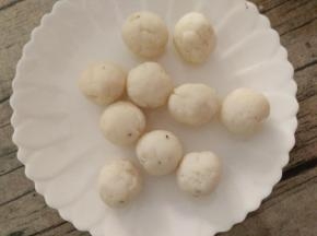 把白山药泥分成15克每份，揉圆。