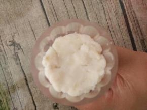 再取一个白色圆球放入模具中，用手稍微压扁。