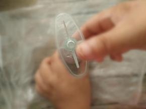 一只手按压住模具底部防止移动，另一只手往下按压。