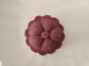 拿起模具向下推动，使山药糕脱模。