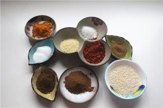 备好黄灯笼椒酱、花椒面、海椒面、孜然、十三香、盐、鸡精、味精