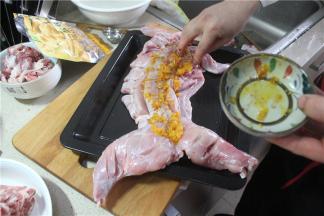 用帕子擦干兔子上的水，黄灯笼椒酱均匀的码在兔肉上