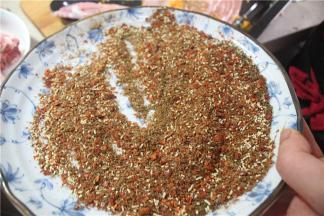 接着花椒面、海椒面、孜然、十三香、鸡精、味精调在一个盘子里，混合均匀
