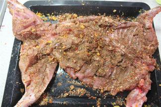 调好的料粉均匀的码在兔肉上，大约腌制15分钟左右