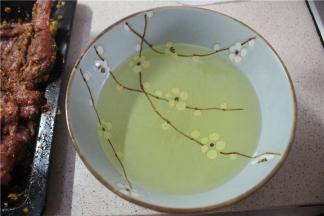 腌制好后，准备一碗油，烤前均匀地涂在兔肉上