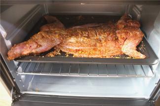 烤箱设置150度，将兔肉放进烤箱烤，烤15分钟