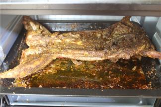 时间到后，再翻面刷一次油，150度烤15分钟；时间到后再次正反面各烤15分钟