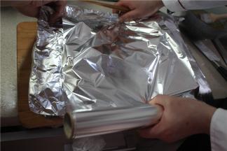 烤好后，将兔肉取出烤箱，用锡箔纸包裹两层，边缘包紧