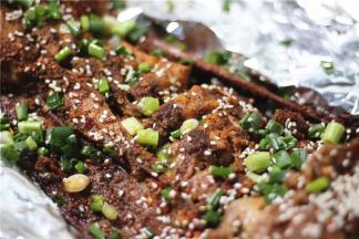 撒上芝麻和葱花就可以吃了