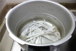 在高压锅里加半斤纯净水，放入牛筋