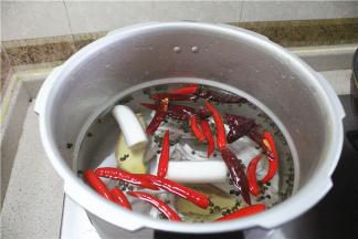 加入泡椒、泡姜、大葱、新鲜花椒、生姜、花椒、小米辣，压20-30分钟