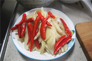 将泡椒切断，姜切成片，小米椒取蒂备好