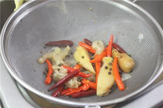 将压好的牛腱用滤网滤出