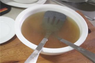 倒掉配料，保留汤汁