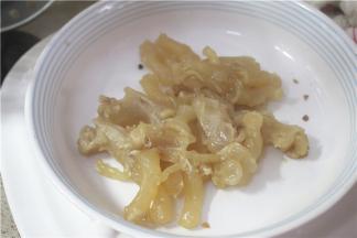 煮好的牛筋用冷水冲2-3分钟，用冷水冲洗，可以防止牛筋变软，保持一定韧性，吃起来口感更好