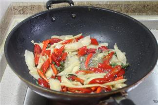 锅入少量油，加入之前切好的泡椒、泡姜、大葱、小米椒，炒5-10分钟