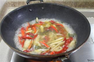 接着加入汤汁，加入鸡精、盐、豆瓣再小煮一会