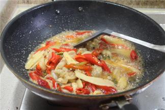 最后加入牛筋，根据口味适当加入少许盐调味