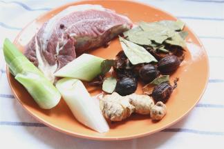 首先准备好牛肉、姜、大葱、香叶、三奈、桂皮、八角