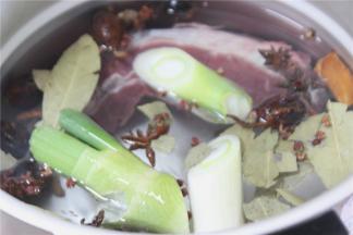 锅内加水，加入八角、三奈、草果、桂皮、姜、大葱、花椒、香叶