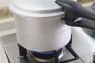 高压锅上气后，压半小时左右，上气后改小火