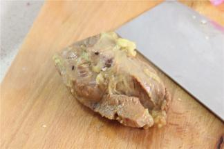 压好后倒掉汤汁，捞出牛肉