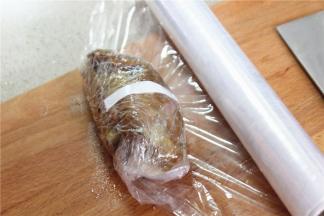 用保鲜膜包好