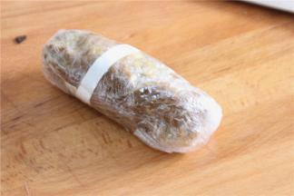 冷冻结束后，取出放进微波炉打热3-5分钟